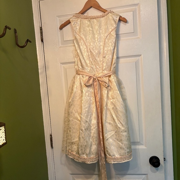 Cream Brocade Dirndl with Lace Apron - Picture 7 of 13